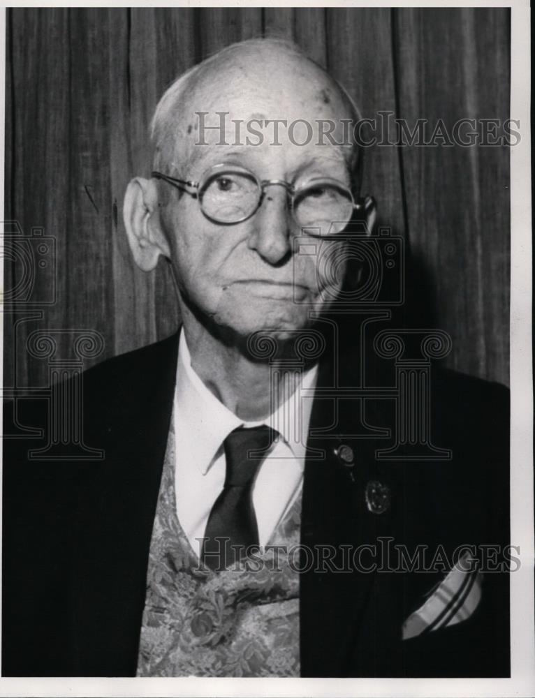 1965 Press Photo N. M. MacLeod career in credit business spanning 67 years. - Historic Images