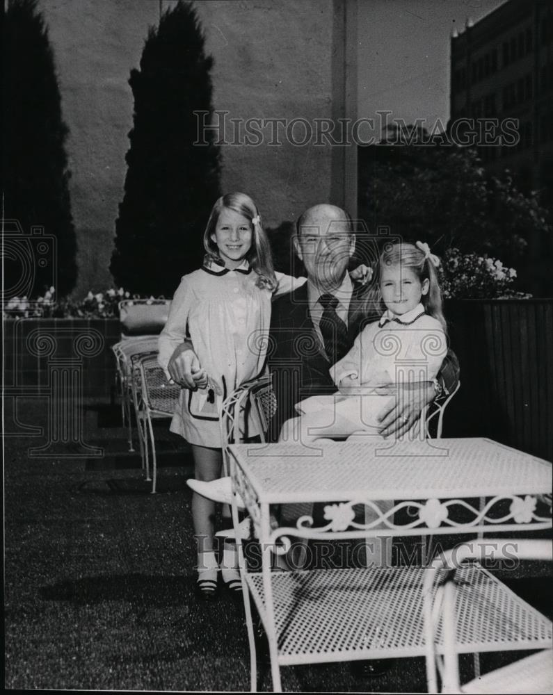 1971 Press Photo Roderick A. Lindsay with grandchildren Grace &amp; Toni - spa16800 - Historic Images