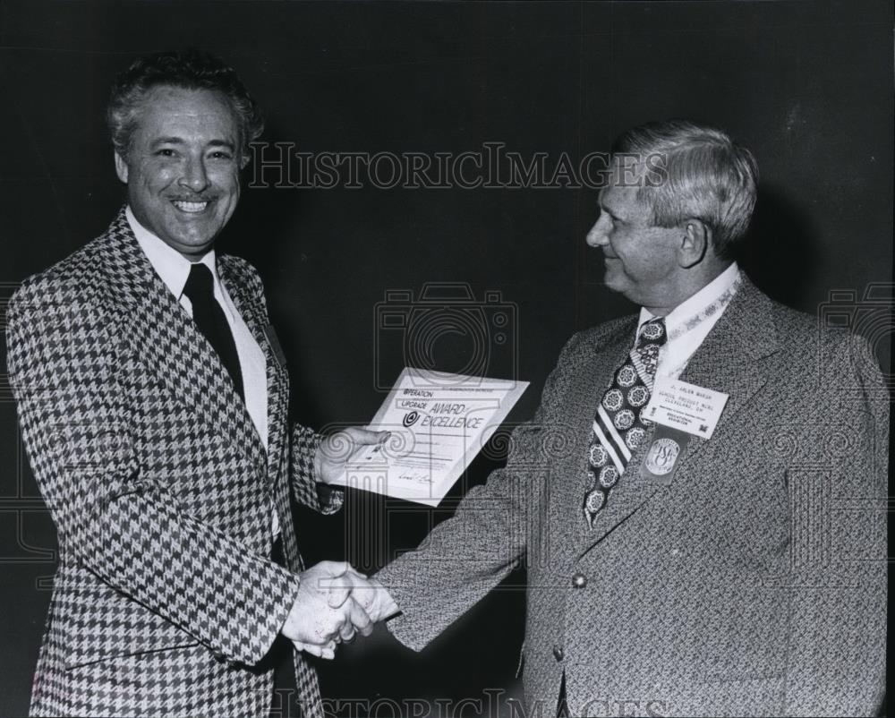 1978 Press Photo E. Norman Sylvester, architect, receives an award. - spa17366 - Historic Images