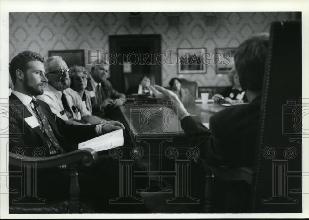 1993 Press Photo Shoreline Chamber of Commerce representative &amp; Mike Lowry - Historic Images
