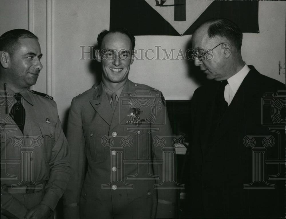 Press Photo Capt. Thomas W. Schwellenbach awarded Croix de Guerre - spa17556 - Historic Images