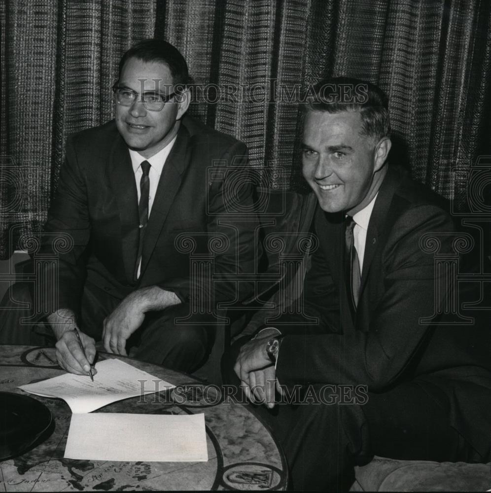 1968 Press Photo Robert Sheffels and Richard Shelley sign elevator contract. - Historic Images