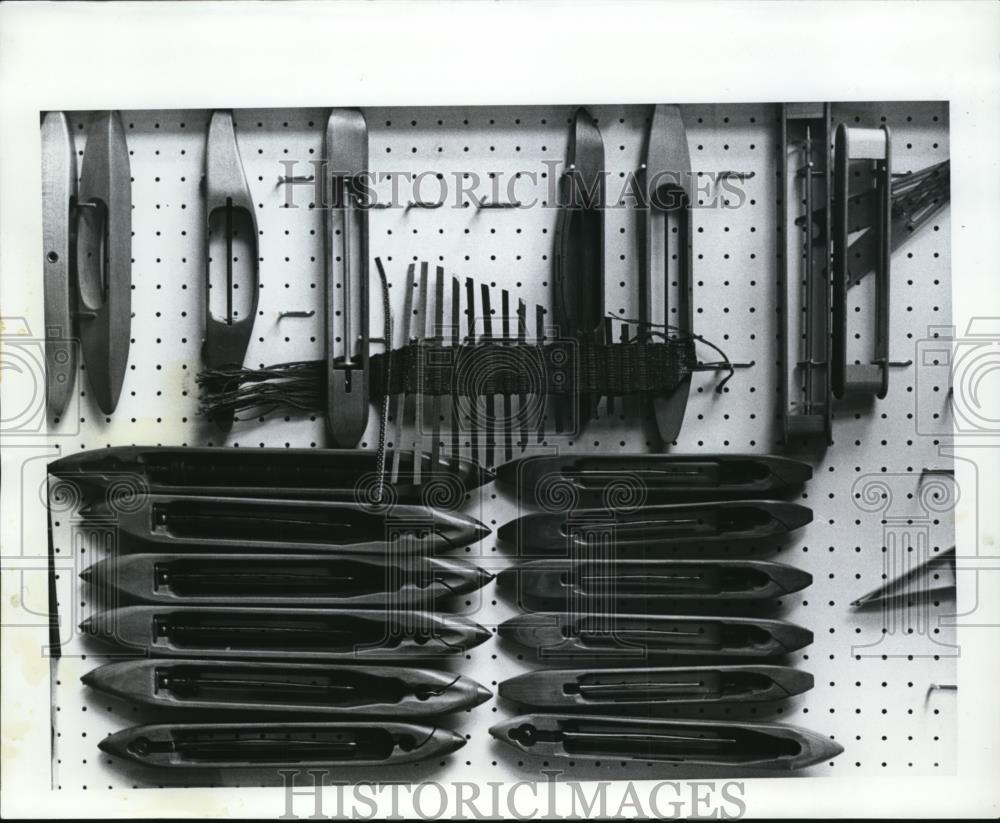 1977 Press Photo Shuttles in collection wall at Thompson's weaving school - Historic Images