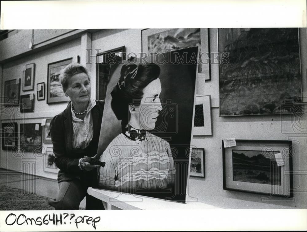 1983 Press Photo Marian Munger shows painting in Clackams County Fair - Historic Images