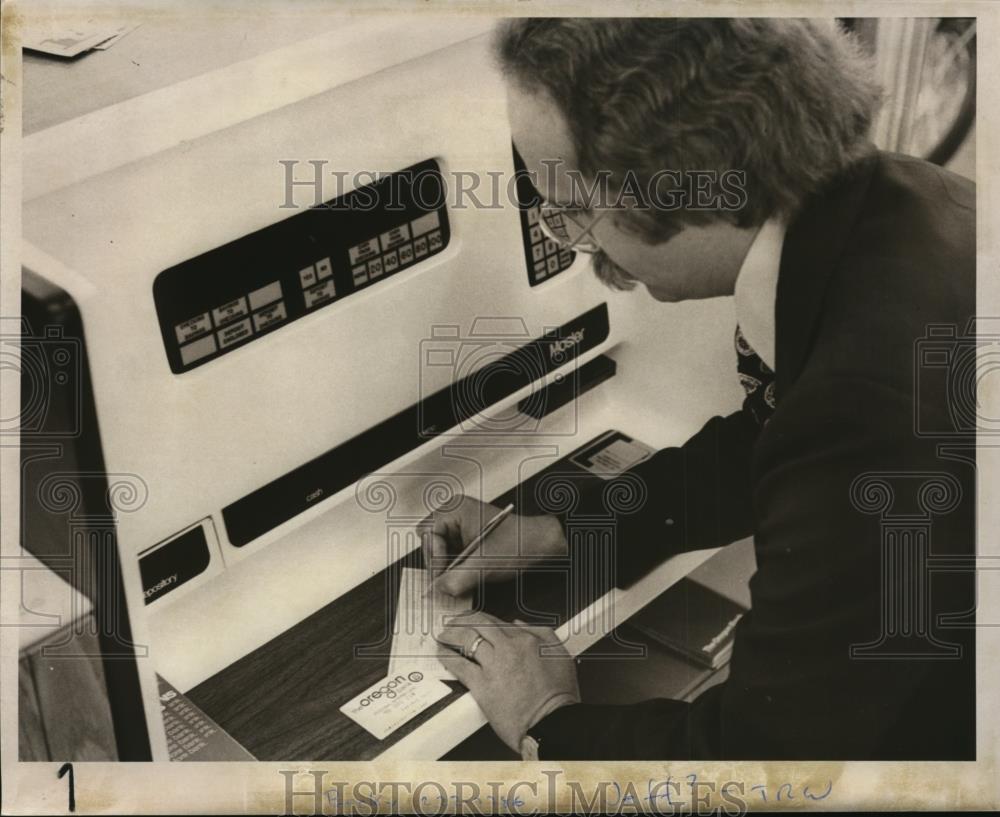 1978 Press Photo Tom Erikson uses computerized automatic bill-paying system - Historic Images