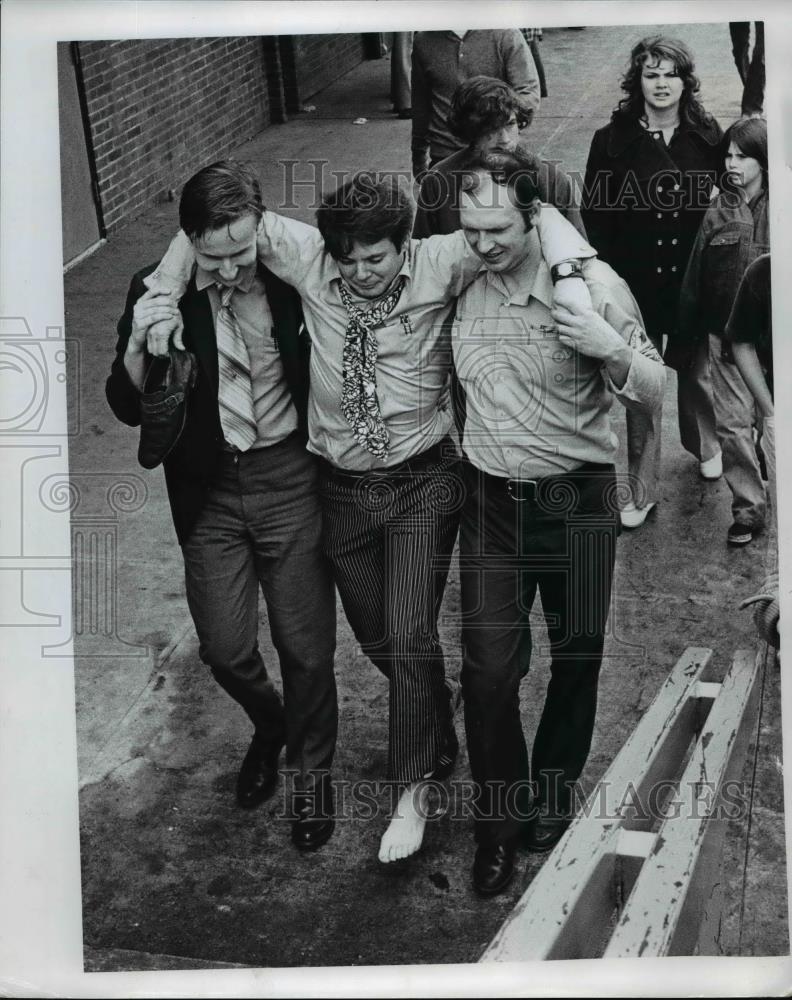 1972 Press Photo Peters Skene Ogden teacher James Kennedy helped to ambulance - Historic Images