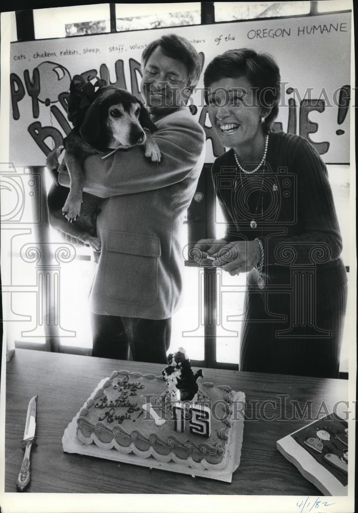 1982 Press Photo Jim and Lynn Hawkins Celebrate Birthday of Rescue Dog