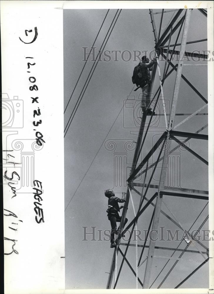 1983 Press Photo Morlan Nelson and Jerry Roppe Climb Tower to Census Eagles - Historic Images