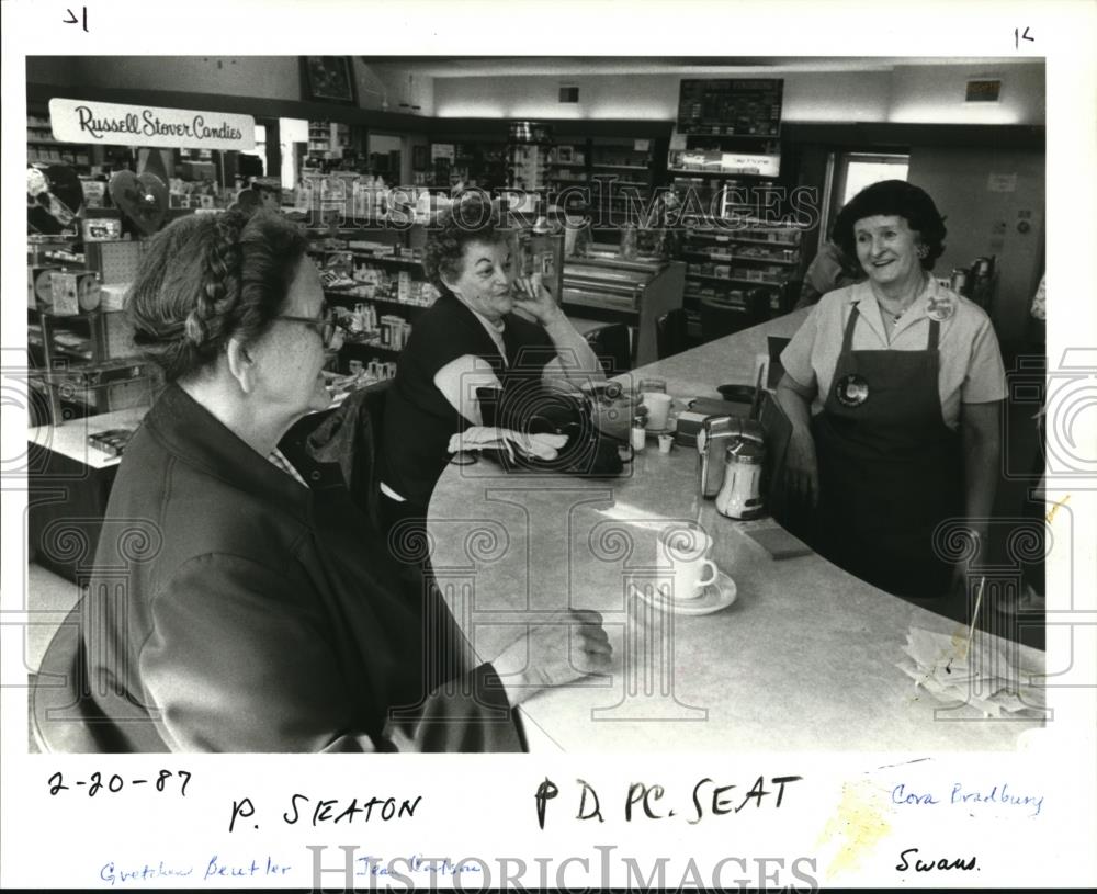 1987 Press Photo Mature women talks inside the drug store - orb64423 - Historic Images