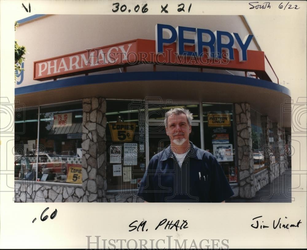 1989 Press Photo Arlie Brown Stands in front of Perry drug store in Milwaukie, - Historic Images