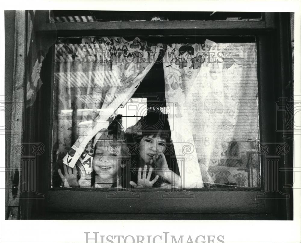 1980 Press Photo Children such as these pre-schoolers peering out window - Historic Images