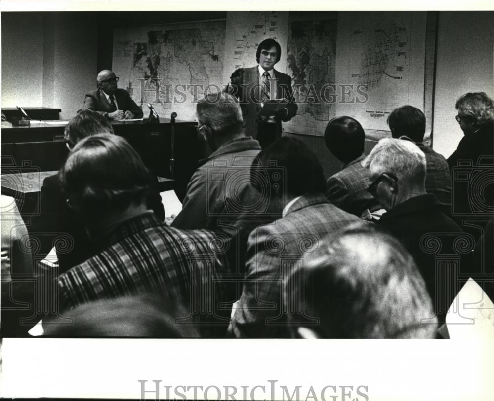 1980 Press Photo Consulting engineer Michael Kennedy tells unhappy Clackamas - Historic Images