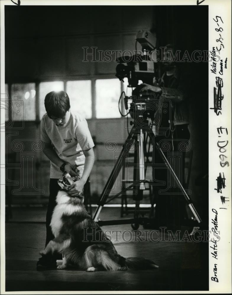 1985 Press Photo Brian Hatch works with dog Nick in filming Masterleash Theater - Historic Images