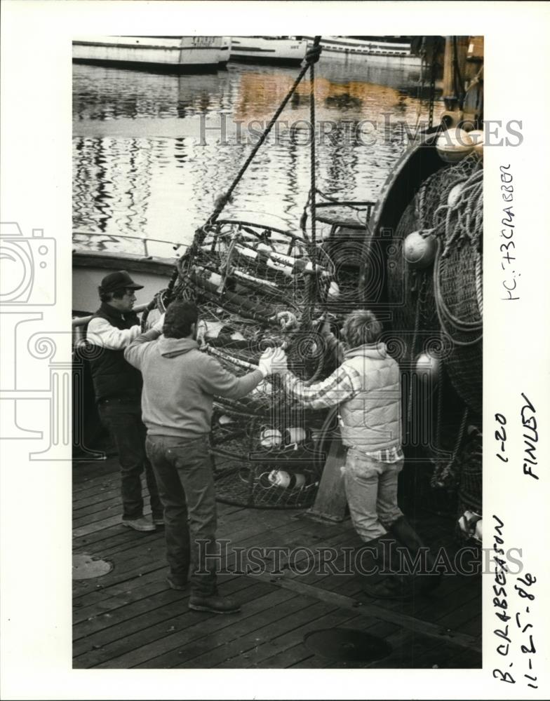 1986 Press Photo Cooper, Douglas & Wadizak guide crab pots to vessel Persistence - Historic Images