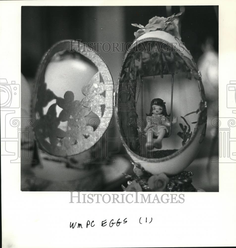 1987 Press Photo Bread-dough girl inside a large egg decorated by Betty Lonergan - Historic Images