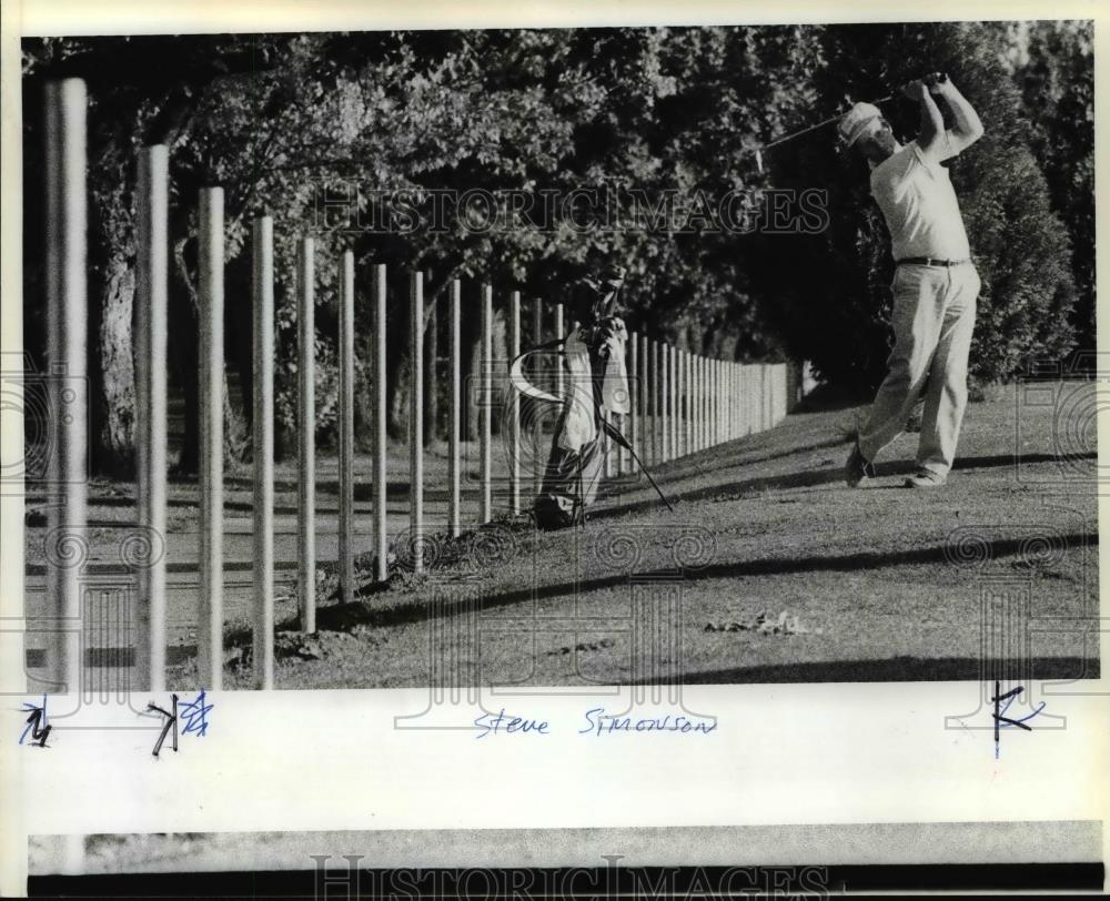 1982 Press Photo The Eastmoreland Golf Course seen fence with metal post - Historic Images