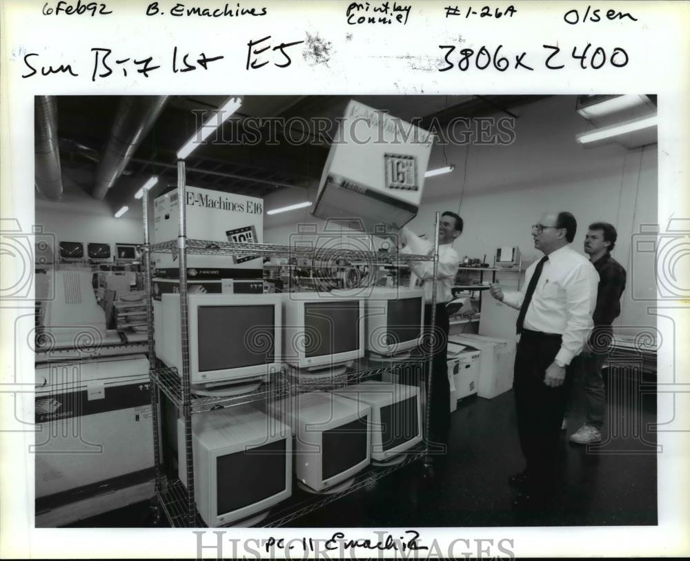 1992 Press Photo Michael Loftus (L), marketing &amp; sales VP at E-Machines Inc. - Historic Images