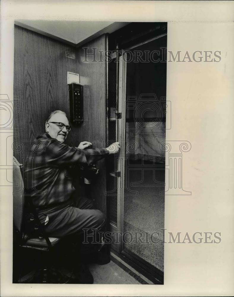 1978 Press Photo Veteran elevator operator Bob Williams mans down elevator - Historic Images