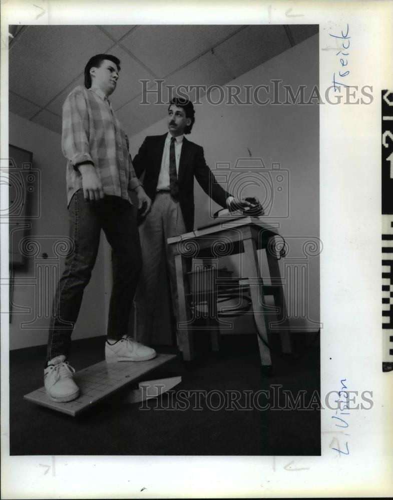 1989 Press Photo Dr. Bradley Colley leads Chris Rose through a vision exercise - Historic Images