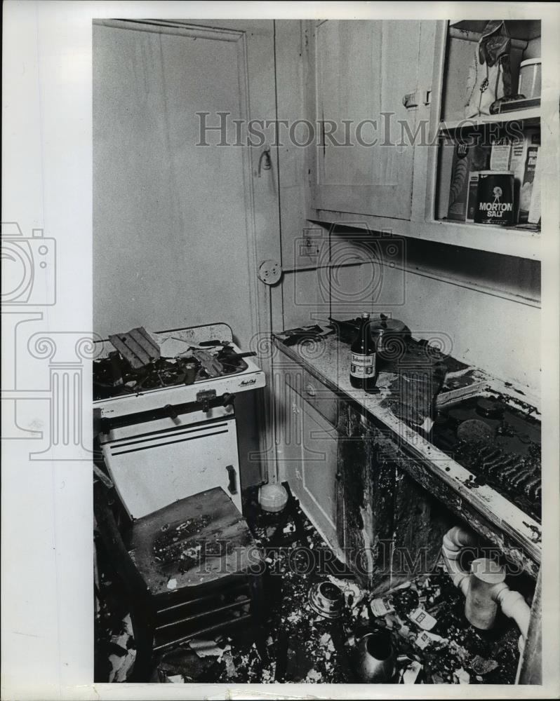 1972 Press Photo Stelwyn Apartments five-alarm fire aftermath - orb67426 - Historic Images