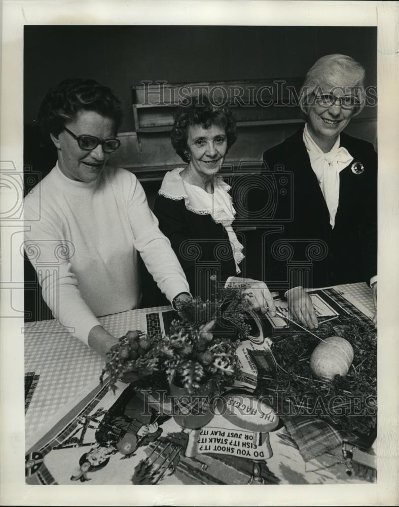 1977 Press Photo Daughters of Scotia members help with the Rober Burns dinner - Historic Images