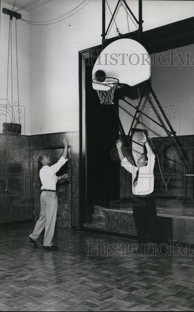 1950 Press Photo Jim Honey(L)& Bob Whitaker at the new Multnomah county juvenile - Historic Images