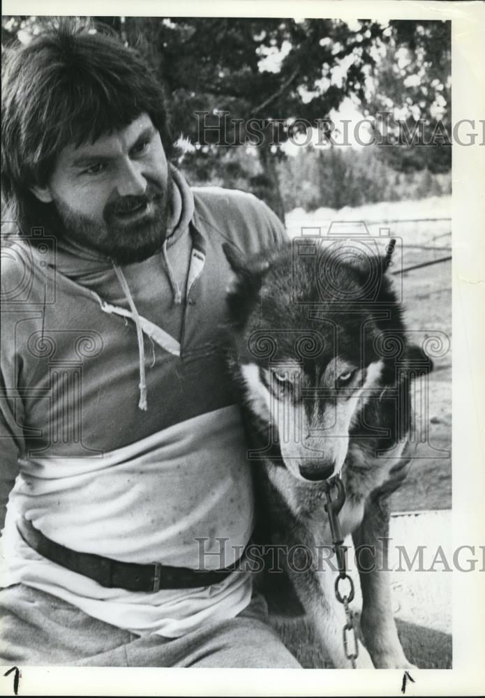 1982 Press Photo Tim, a registered Siberian &amp; owner Jerry Scdoris - orb68346 - Historic Images