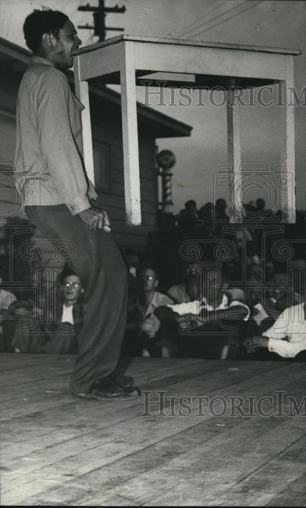 1945 Press Photo Dancer Marvin Ector holds table in mouth at Swan Island - Historic Images