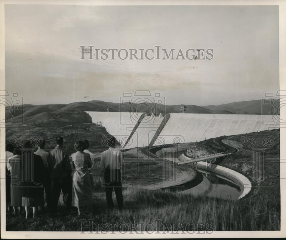 1951 Press Photo Spectators seen admiring the Friant Dam in Fresno o