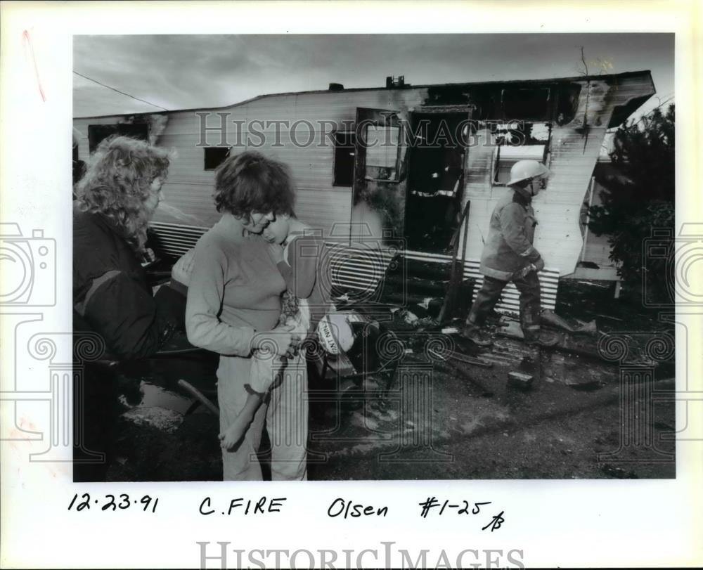 1991 Press Photo Lisa Dahlike &amp; son Athan Smith after a fire swept their home - Historic Images