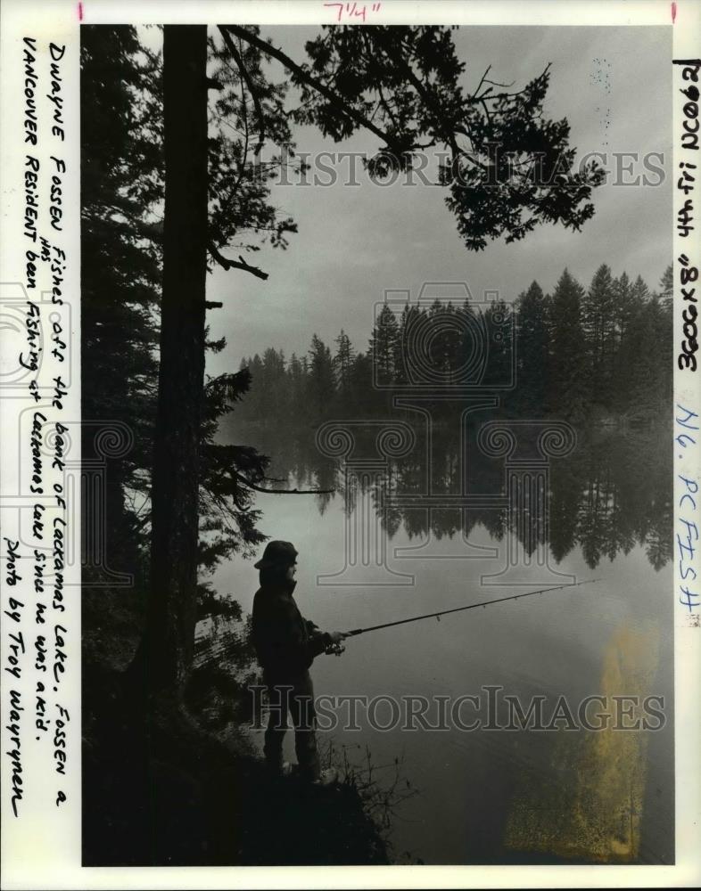 1989 Press Photo Fishing-Washington-Dwayne Fossen-Lacamas Lake County Park - Historic Images