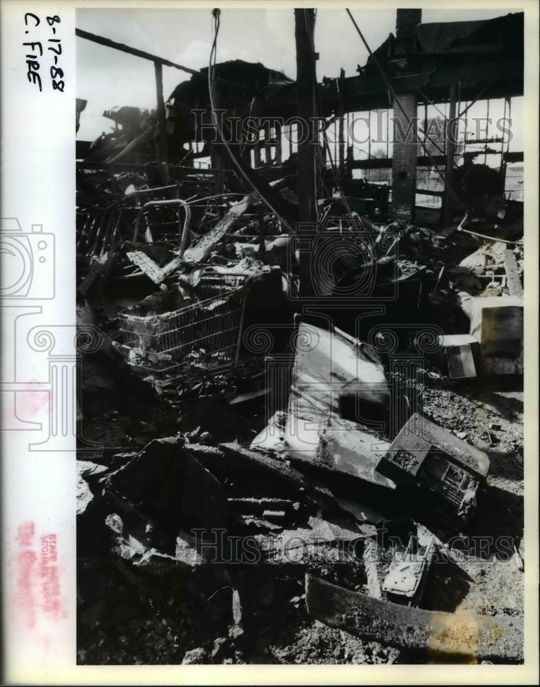 1988 Press Photo Charred rubble is all that remains of the St. Vincent de Paul - Historic Images