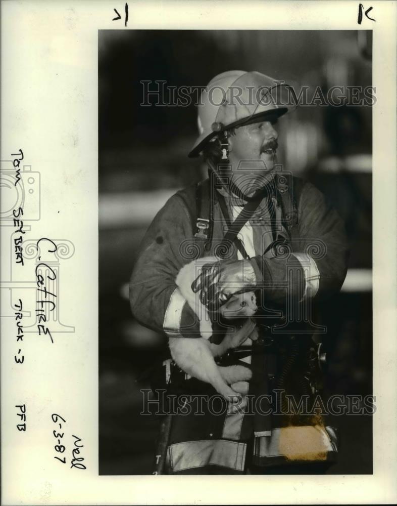 1987 Press Photo Portland firefighter Tom Seybert holds a cat he rescued - Historic Images