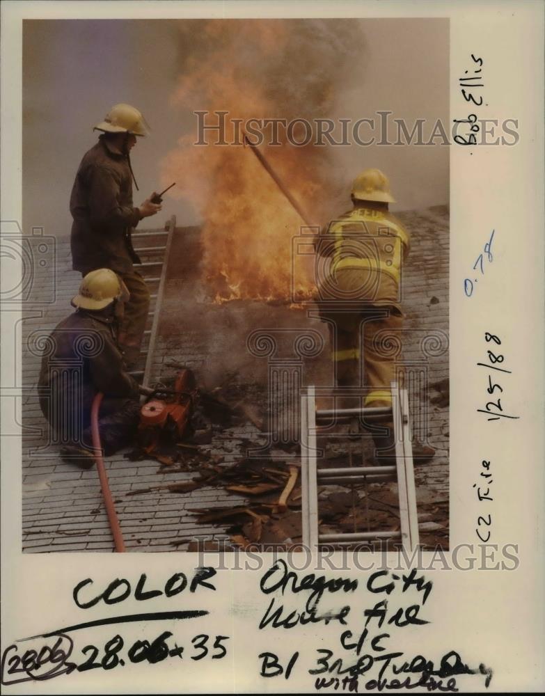 1988 Press Photo Firefighters battle a blaze that destroyed home in rural Carus - Historic Images