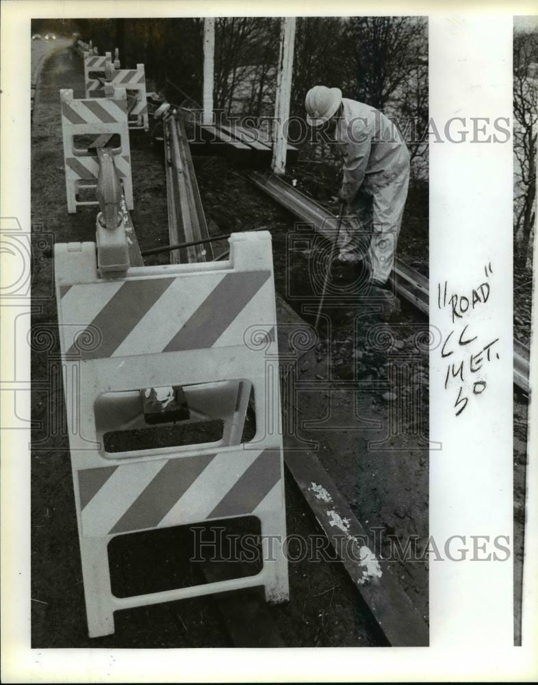 1983 Press Photo Randy Chatfield, state Highway Division employee - orb70246 - Historic Images