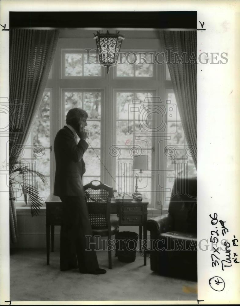 1987 Press Photo Charles Swindells at the Governor's mansion - orb70407 - Historic Images