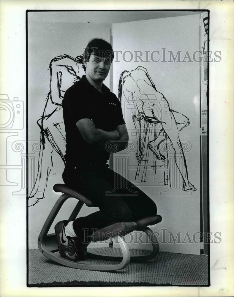 1983 Press Photo Peter Nielsen, demonstrate the correct sitting position - Historic Images