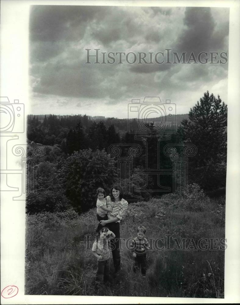 1980 Press Photo Claudia Hein is among residents opposed to gravel operation - Historic Images