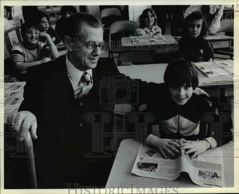 1980 Press Photo Doug Shugart with grandparent-Ken Hawkin - orb70939 - Historic Images