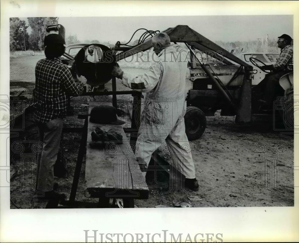 1980 Press Photo Workmen at the Energy Cooperation Inc. construct gasahol plant - Historic Images