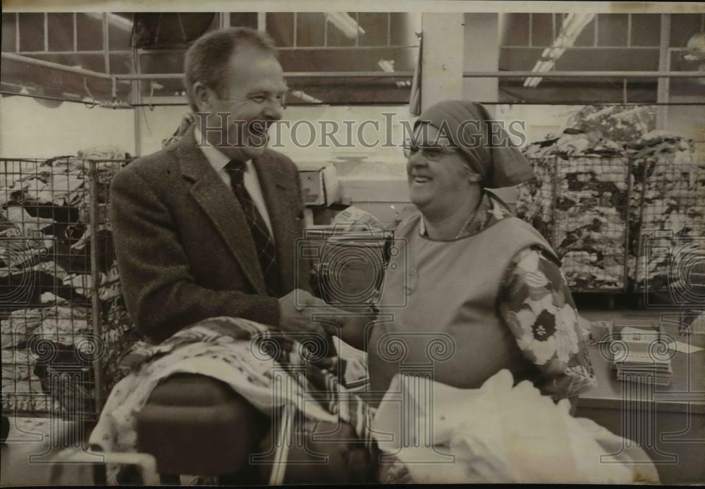 1977 Press Photo Rep. Robert Duncan, greets Good will worker Dorothy Smith - Historic Images