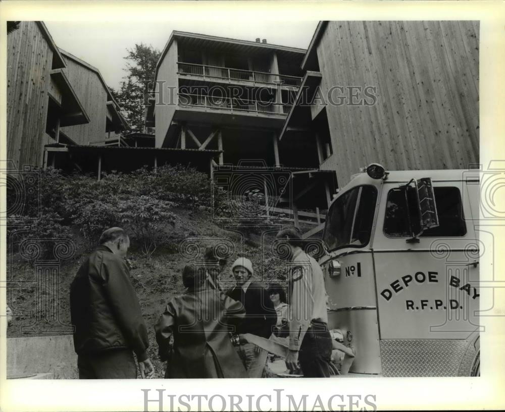 1980 Press Photo Narrow drives hamper the large trucks. - orb71883 - Historic Images