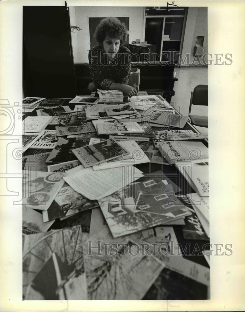 1979 Press Photo Hamill shows the samples of Firefox magazines made by students - Historic Images