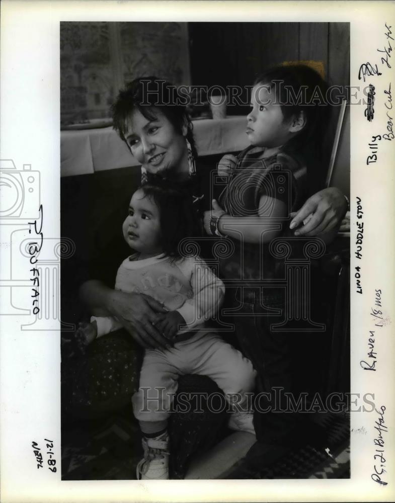 1989 Press Photo Linda Huddleston takes a break with her foster children Raven - Historic Images