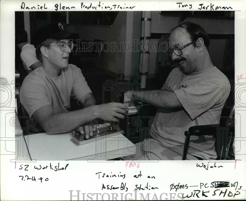 1990 Press Photo Beniel Glenn (left) hepls Tony Gerkamn - orb73196 - Historic Images