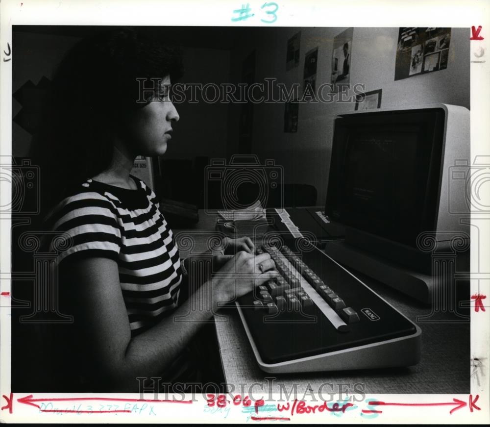 1982 Press Photo Sally Perez, Silverton learns how to operate a keyboard - Historic Images