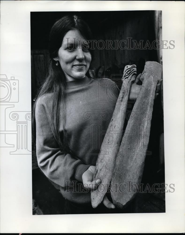 1974 Press Photo Su Hales and an Indian artifacts - orb73790 - Historic Images