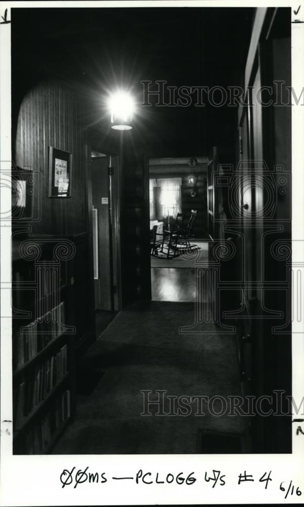 1986 Press Photo Log Cabin, dark oak panel hallway &amp; cast iron lamp - orb74031 - Historic Images