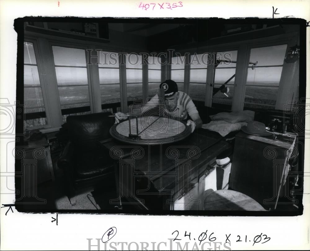 1991 Press Photo Roger Rose Sights Lightening Strike in Lookout Station - Historic Images