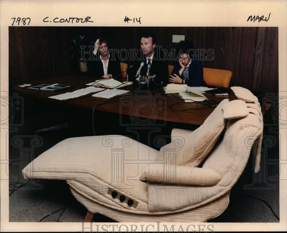 1987 Press Photo Attorney Dave Frohnmayer and others displays the chair bought - Historic Images